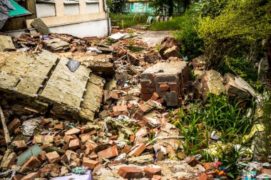 Sloviansk, Ukrayna - 08 Mayıs 2023 Sloviansk 'ın yerleşim alanındaki bir binaya Rus balistik füzesi isabet etti. Hasar hatırı sayılır düzeyde ve neyse ki hiç kayıp yok. Sivil altyapılar birincil hedeflerdir 