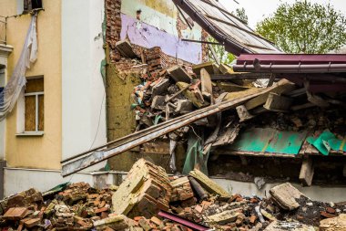 Sloviansk, Ukrayna - 08 Mayıs 2023 Sloviansk 'ın yerleşim alanındaki bir binaya Rus balistik füzesi isabet etti. Hasar hatırı sayılır düzeyde ve neyse ki hiç kayıp yok. Sivil altyapılar birincil hedeflerdir 
