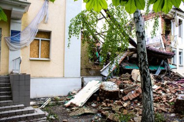 Sloviansk, Ukrayna - 08 Mayıs 2023 Sloviansk 'ın yerleşim alanındaki bir binaya Rus balistik füzesi isabet etti. Hasar hatırı sayılır düzeyde ve neyse ki hiç kayıp yok. Sivil altyapılar birincil hedeflerdir 