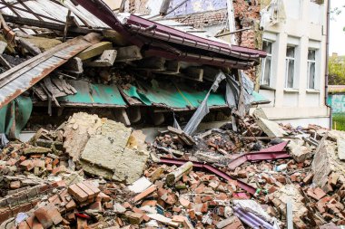 Sloviansk, Ukrayna - 08 Mayıs 2023 Sloviansk 'ın yerleşim alanındaki bir binaya Rus balistik füzesi isabet etti. Hasar hatırı sayılır düzeyde ve neyse ki hiç kayıp yok. Sivil altyapılar birincil hedeflerdir 