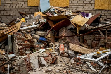 Sloviansk, Ukrayna - 08 Mayıs 2023 Sloviansk 'ın yerleşim alanındaki bir binaya Rus balistik füzesi isabet etti. Hasar hatırı sayılır düzeyde ve neyse ki hiç kayıp yok. Sivil altyapılar birincil hedeflerdir 
