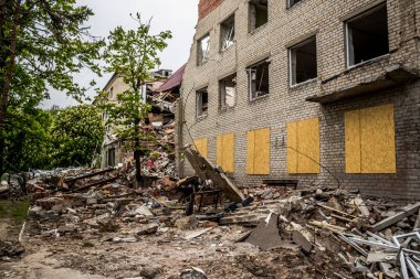 Sloviansk, Ukrayna - 08 Mayıs 2023 Sloviansk 'ın yerleşim alanındaki bir binaya Rus balistik füzesi isabet etti. Hasar hatırı sayılır düzeyde ve neyse ki hiç kayıp yok. Sivil altyapılar birincil hedeflerdir 