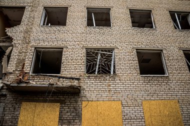 Sloviansk, Ukrayna - 08 Mayıs 2023 Sloviansk 'ın yerleşim alanındaki bir binaya Rus balistik füzesi isabet etti. Hasar hatırı sayılır düzeyde ve neyse ki hiç kayıp yok. Sivil altyapılar birincil hedeflerdir 