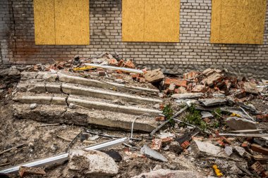 Sloviansk, Ukrayna - 08 Mayıs 2023 Sloviansk 'ın yerleşim alanındaki bir binaya Rus balistik füzesi isabet etti. Hasar hatırı sayılır düzeyde ve neyse ki hiç kayıp yok. Sivil altyapılar birincil hedeflerdir 