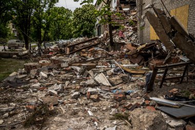 Sloviansk, Ukrayna - 08 Mayıs 2023 Sloviansk 'ın yerleşim alanındaki bir binaya Rus balistik füzesi isabet etti. Hasar hatırı sayılır düzeyde ve neyse ki hiç kayıp yok. Sivil altyapılar birincil hedeflerdir 