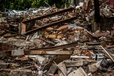 Sloviansk, Ukrayna - 08 Mayıs 2023 Sloviansk 'ın yerleşim alanındaki bir binaya Rus balistik füzesi isabet etti. Hasar hatırı sayılır düzeyde ve neyse ki hiç kayıp yok. Sivil altyapılar birincil hedeflerdir 