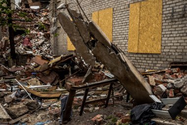 Sloviansk, Ukrayna - 08 Mayıs 2023 Sloviansk 'ın yerleşim alanındaki bir binaya Rus balistik füzesi isabet etti. Hasar hatırı sayılır düzeyde ve neyse ki hiç kayıp yok. Sivil altyapılar birincil hedeflerdir 