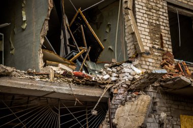 Sloviansk, Ukrayna - 08 Mayıs 2023 Sloviansk 'ın yerleşim alanındaki bir binaya Rus balistik füzesi isabet etti. Hasar hatırı sayılır düzeyde ve neyse ki hiç kayıp yok. Sivil altyapılar birincil hedeflerdir 