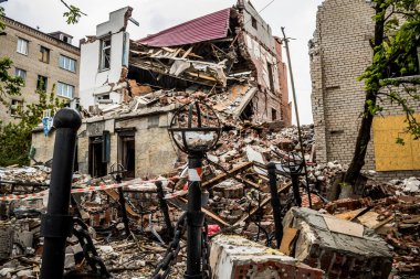 Sloviansk, Ukrayna - 08 Mayıs 2023 Sloviansk 'ın yerleşim alanındaki bir binaya Rus balistik füzesi isabet etti. Hasar hatırı sayılır düzeyde ve neyse ki hiç kayıp yok. Sivil altyapılar birincil hedeflerdir 