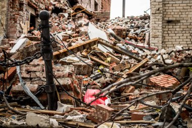 Sloviansk, Ukrayna - 08 Mayıs 2023 Sloviansk 'ın yerleşim alanındaki bir binaya Rus balistik füzesi isabet etti. Hasar hatırı sayılır düzeyde ve neyse ki hiç kayıp yok. Sivil altyapılar birincil hedeflerdir 