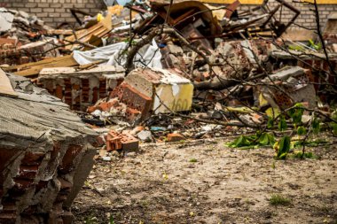 Sloviansk, Ukrayna - 08 Mayıs 2023 Sloviansk 'ın yerleşim alanındaki bir binaya Rus balistik füzesi isabet etti. Hasar hatırı sayılır düzeyde ve neyse ki hiç kayıp yok. Sivil altyapılar birincil hedeflerdir 