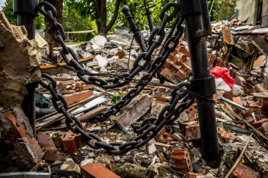 Sloviansk, Ukrayna - 08 Mayıs 2023 Sloviansk 'ın yerleşim alanındaki bir binaya Rus balistik füzesi isabet etti. Hasar hatırı sayılır düzeyde ve neyse ki hiç kayıp yok. Sivil altyapılar birincil hedeflerdir 