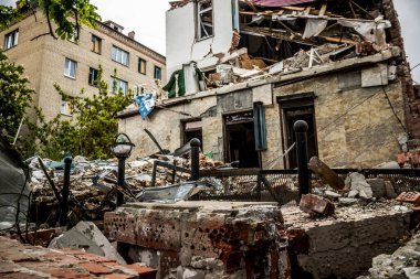 Sloviansk, Ukrayna - 08 Mayıs 2023 Sloviansk 'ın yerleşim alanındaki bir binaya Rus balistik füzesi isabet etti. Hasar hatırı sayılır düzeyde ve neyse ki hiç kayıp yok. Sivil altyapılar birincil hedeflerdir 