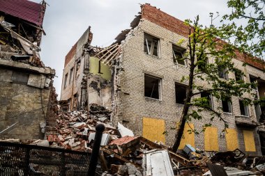 Sloviansk, Ukrayna - 08 Mayıs 2023 Sloviansk 'ın yerleşim alanındaki bir binaya Rus balistik füzesi isabet etti. Hasar hatırı sayılır düzeyde ve neyse ki hiç kayıp yok. Sivil altyapılar birincil hedeflerdir 