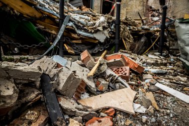 Sloviansk, Ukrayna - 08 Mayıs 2023 Sloviansk 'ın yerleşim alanındaki bir binaya Rus balistik füzesi isabet etti. Hasar hatırı sayılır düzeyde ve neyse ki hiç kayıp yok. Sivil altyapılar birincil hedeflerdir 