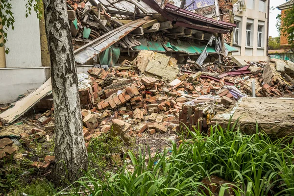 Sloviansk, Ukrayna - 08 Mayıs 2023 Sloviansk 'ın yerleşim alanındaki bir binaya Rus balistik füzesi isabet etti. Hasar hatırı sayılır düzeyde ve neyse ki hiç kayıp yok. Sivil altyapılar birincil hedeflerdir 