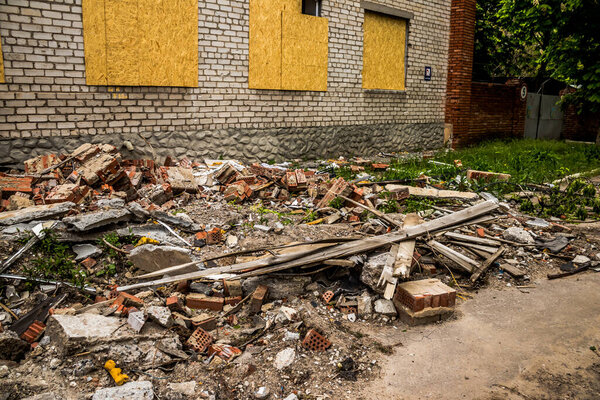 Славянск, Украина - 08 мая 2023 года Российская баллистическая ракета сильно ударила по зданию в жилом районе Славянска. Ущерб значительный, и, к счастью, жертв не было. Гражданские инфраструктуры являются основными целями 