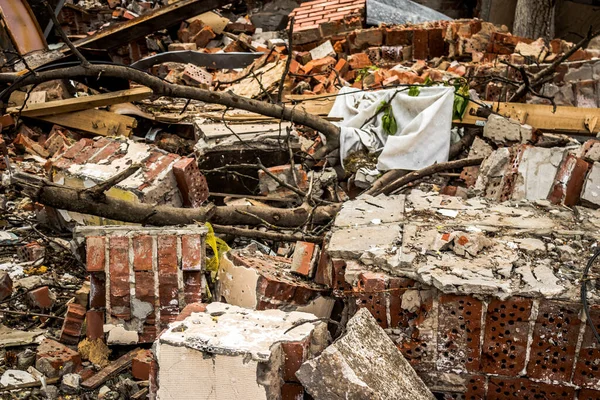 乌克兰斯洛维扬斯克 2023年5月8日 位于斯洛维扬斯克住宅区的一座建筑被一枚俄罗斯弹道导弹猛烈击中 损坏相当大 幸运的是没有人员伤亡 民用基础设施是主要目标 — 图库照片