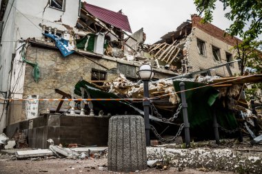 Sloviansk, Ukrayna - 08 Mayıs 2023 Sloviansk 'ın yerleşim alanındaki bir binaya Rus balistik füzesi isabet etti. Hasar hatırı sayılır düzeyde ve neyse ki hiç kayıp yok. Sivil altyapılar birincil hedeflerdir 