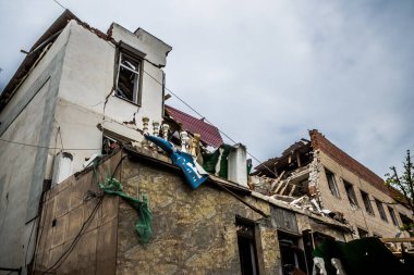 Sloviansk, Ukrayna - 08 Mayıs 2023 Sloviansk 'ın yerleşim alanındaki bir binaya Rus balistik füzesi isabet etti. Hasar hatırı sayılır düzeyde ve neyse ki hiç kayıp yok. Sivil altyapılar birincil hedeflerdir 