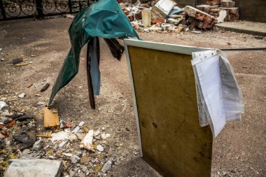 Sloviansk, Ukrayna - 08 Mayıs 2023 Sloviansk 'ın yerleşim alanındaki bir binaya Rus balistik füzesi isabet etti. Hasar hatırı sayılır düzeyde ve neyse ki hiç kayıp yok. Sivil altyapılar birincil hedeflerdir 