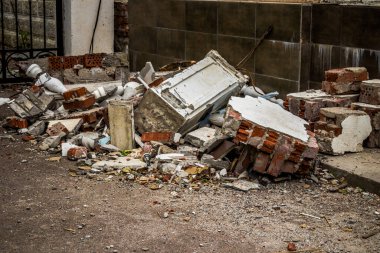 Sloviansk, Ukrayna - 08 Mayıs 2023 Sloviansk 'ın yerleşim alanındaki bir binaya Rus balistik füzesi isabet etti. Hasar hatırı sayılır düzeyde ve neyse ki hiç kayıp yok. Sivil altyapılar birincil hedeflerdir 