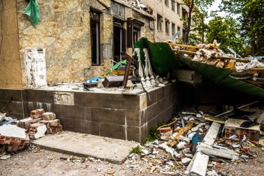 Sloviansk, Ukrayna - 08 Mayıs 2023 Sloviansk 'ın yerleşim alanındaki bir binaya Rus balistik füzesi isabet etti. Hasar hatırı sayılır düzeyde ve neyse ki hiç kayıp yok. Sivil altyapılar birincil hedeflerdir 