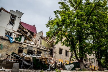 Sloviansk, Ukrayna - 08 Mayıs 2023 Sloviansk 'ın yerleşim alanındaki bir binaya Rus balistik füzesi isabet etti. Hasar hatırı sayılır düzeyde ve neyse ki hiç kayıp yok. Sivil altyapılar birincil hedeflerdir 