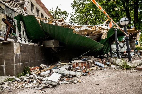 Sloviansk, Ukrayna - 08 Mayıs 2023 Sloviansk 'ın yerleşim alanındaki bir binaya Rus balistik füzesi isabet etti. Hasar hatırı sayılır düzeyde ve neyse ki hiç kayıp yok. Sivil altyapılar birincil hedeflerdir 