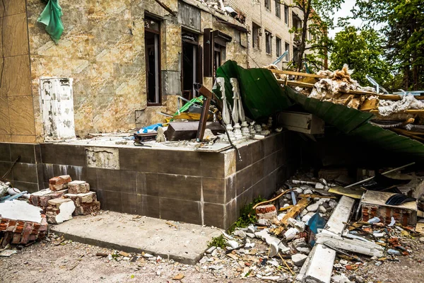 Sloviansk, Ukrayna - 08 Mayıs 2023 Sloviansk 'ın yerleşim alanındaki bir binaya Rus balistik füzesi isabet etti. Hasar hatırı sayılır düzeyde ve neyse ki hiç kayıp yok. Sivil altyapılar birincil hedeflerdir 