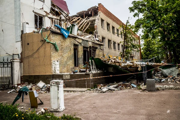 Sloviansk, Ukrayna - 08 Mayıs 2023 Sloviansk 'ın yerleşim alanındaki bir binaya Rus balistik füzesi isabet etti. Hasar hatırı sayılır düzeyde ve neyse ki hiç kayıp yok. Sivil altyapılar birincil hedeflerdir 