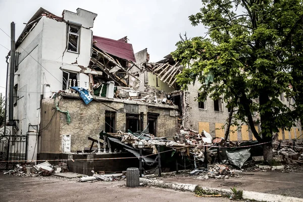 Sloviansk, Ukrayna - 08 Mayıs 2023 Sloviansk 'ın yerleşim alanındaki bir binaya Rus balistik füzesi isabet etti. Hasar hatırı sayılır düzeyde ve neyse ki hiç kayıp yok. Sivil altyapılar birincil hedeflerdir 