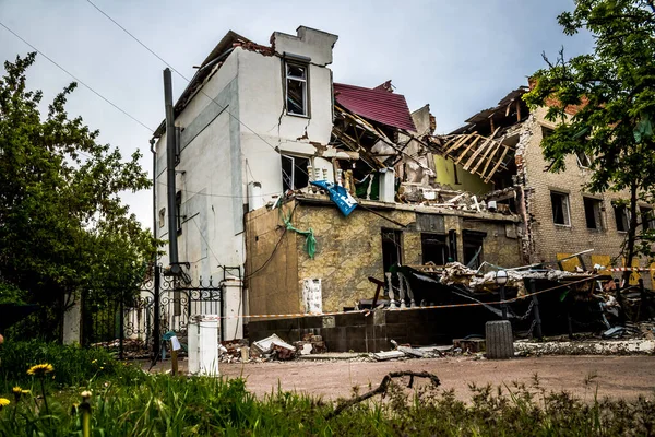 Sloviansk, Ukrayna - 08 Mayıs 2023 Sloviansk 'ın yerleşim alanındaki bir binaya Rus balistik füzesi isabet etti. Hasar hatırı sayılır düzeyde ve neyse ki hiç kayıp yok. Sivil altyapılar birincil hedeflerdir 