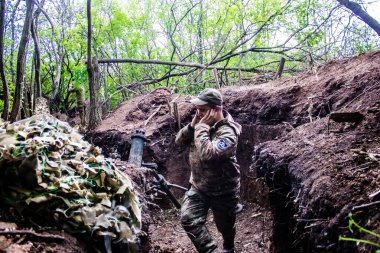 28. Topçu Taburu 'ndan Ukraynalı asker Bakhmut yakınlarındaki ormanın sıfır noktasında bir Rus hedefine 120 mm' lik havan topu atıyor. Rus ve Ukrayna orduları Donbass 'ta çarpışıyor, çatışma yoğun ve savaş şiddetleniyor. Bir...