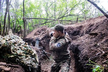28. Topçu Taburu 'ndan Ukraynalı asker Bakhmut yakınlarındaki ormanın sıfır noktasında bir Rus hedefine 120 mm' lik havan topu atıyor. Rus ve Ukrayna orduları Donbass 'ta çarpışıyor, çatışma yoğun ve savaş şiddetleniyor. Bir...