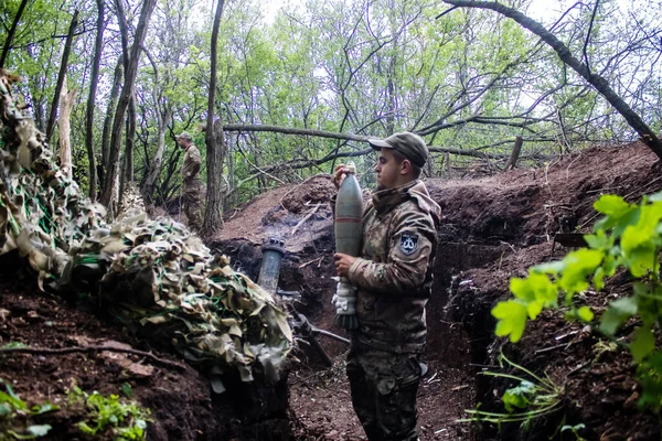 28. Topçu Taburu 'ndan Ukraynalı asker Bakhmut yakınlarındaki ormanın sıfır noktasında bir Rus hedefine 120 mm' lik havan topu atıyor. Rus ve Ukrayna orduları Donbass 'ta çarpışıyor, çatışma yoğun ve savaş şiddetleniyor. Bir...