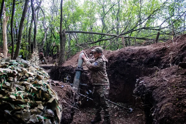 28. Topçu Taburu 'ndan Ukraynalı asker Bakhmut yakınlarındaki ormanın sıfır noktasında bir Rus hedefine 120 mm' lik havan topu atıyor. Rus ve Ukrayna orduları Donbass 'ta çarpışıyor, çatışma yoğun ve savaş şiddetleniyor. Bir...