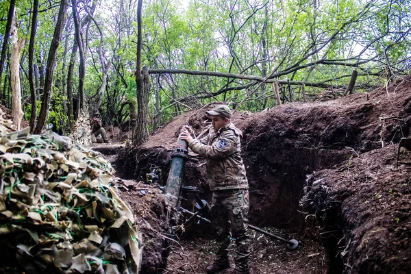 28. Topçu Taburu 'ndan Ukraynalı asker Bakhmut yakınlarındaki ormanın sıfır noktasında bir Rus hedefine 120 mm' lik havan topu atıyor. Rus ve Ukrayna orduları Donbass 'ta çarpışıyor, çatışma yoğun ve savaş şiddetleniyor. Bir...
