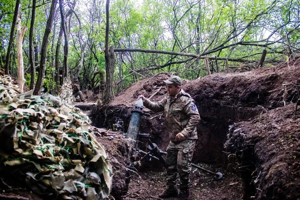 28. Topçu Taburu 'ndan Ukraynalı asker Bakhmut yakınlarındaki ormanın sıfır noktasında bir Rus hedefine 120 mm' lik havan topu atıyor. Rus ve Ukrayna orduları Donbass 'ta çarpışıyor, çatışma yoğun ve savaş şiddetleniyor. Bir...