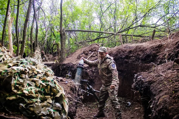 28. Topçu Taburu 'ndan Ukraynalı asker Bakhmut yakınlarındaki ormanın sıfır noktasında bir Rus hedefine 120 mm' lik havan topu atıyor. Rus ve Ukrayna orduları Donbass 'ta çarpışıyor, çatışma yoğun ve savaş şiddetleniyor. Bir...