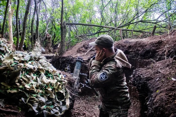 28. Topçu Taburu 'ndan Ukraynalı asker Bakhmut yakınlarındaki ormanın sıfır noktasında bir Rus hedefine 120 mm' lik havan topu atıyor. Rus ve Ukrayna orduları Donbass 'ta çarpışıyor, çatışma yoğun ve savaş şiddetleniyor. Bir...