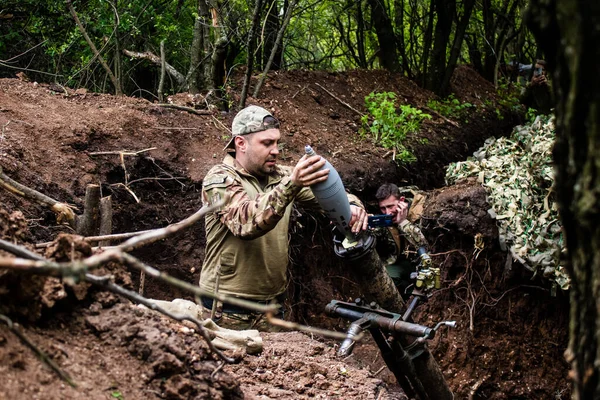 28. Topçu Taburu 'ndan Ukraynalı asker Bakhmut yakınlarındaki ormanın sıfır noktasında bir Rus hedefine 120 mm' lik havan topu atıyor. Rus ve Ukrayna orduları Donbass 'ta çarpışıyor, çatışma yoğun ve savaş şiddetleniyor. Bir...