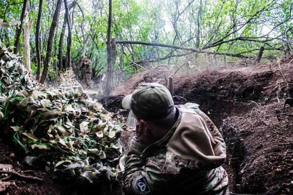 28. Topçu Taburu 'ndan Ukraynalı asker Bakhmut yakınlarındaki ormanın sıfır noktasında bir Rus hedefine 120 mm' lik havan topu atıyor. Rus ve Ukrayna orduları Donbass 'ta çarpışıyor, çatışma yoğun ve savaş şiddetleniyor. Bir...