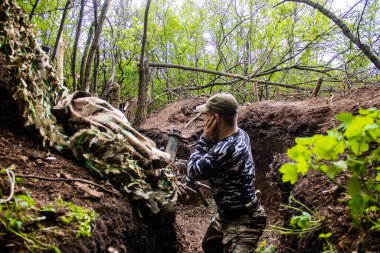 28. Topçu Taburu 'ndan Ukraynalı asker Bakhmut yakınlarındaki ormanın sıfır noktasında bir Rus hedefine 120 mm' lik havan topu atıyor. Rus ve Ukrayna orduları Donbass 'ta çarpışıyor, çatışma yoğun ve savaş şiddetleniyor. Bir...