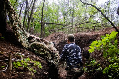 28. Topçu Taburu 'ndan Ukraynalı asker Bakhmut yakınlarındaki ormanın sıfır noktasında bir Rus hedefine 120 mm' lik havan topu atıyor. Rus ve Ukrayna orduları Donbass 'ta çarpışıyor, çatışma yoğun ve savaş şiddetleniyor. Bir...