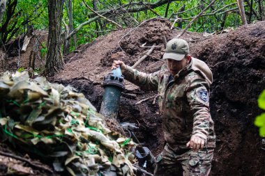 28. Topçu Taburu 'ndan Ukraynalı asker Bakhmut yakınlarındaki ormanın sıfır noktasında bir Rus hedefine 120 mm' lik havan topu atıyor. Rus ve Ukrayna orduları Donbass 'ta çarpışıyor, çatışma yoğun ve savaş şiddetleniyor. Bir...
