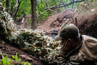 28. Topçu Taburu 'ndan Ukraynalı asker Bakhmut yakınlarındaki ormanın sıfır noktasında bir Rus hedefine 120 mm' lik havan topu atıyor. Rus ve Ukrayna orduları Donbass 'ta çarpışıyor, çatışma yoğun ve savaş şiddetleniyor. Bir...