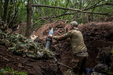 28. Topçu Taburu 'ndan Ukraynalı asker Bakhmut yakınlarındaki ormanın sıfır noktasında bir Rus hedefine 120 mm' lik havan topu atıyor. Rus ve Ukrayna orduları Donbass 'ta çarpışıyor, çatışma yoğun ve savaş şiddetleniyor. Bir...