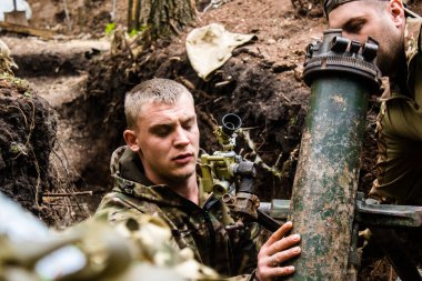 28. Topçu Taburu 'ndan Ukraynalı asker, Bakhmut yakınlarındaki ormanın sıfır hattındaki bir Rus hedefine 120 mm' lik havan topu pozisyonunu ayarlıyor. Rus ve Ukrayna orduları Donbass 'ta çarpışır, savaş şiddetlidir ve savaş şiddetlidir.