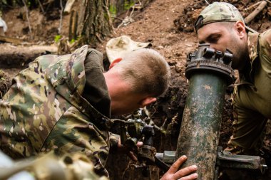 28. Topçu Taburu 'ndan Ukraynalı asker, Bakhmut yakınlarındaki ormanın sıfır hattındaki bir Rus hedefine 120 mm' lik havan topu pozisyonunu ayarlıyor. Rus ve Ukrayna orduları Donbass 'ta çarpışır, savaş şiddetlidir ve savaş şiddetlidir.